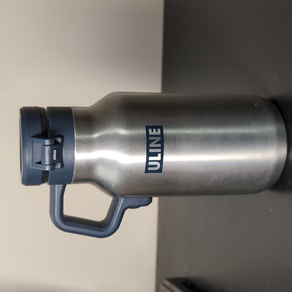 Stanley Half Growler Easy Pour Thermos 32oz - Picture 4 of 10